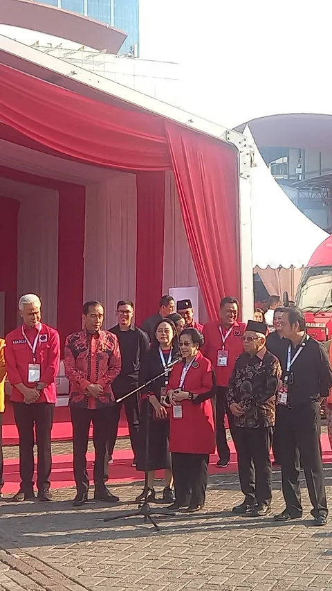Bisik-Bisik Jokowi ke Bacapres Ganjar Pranowo saat Rakernas PDIP, Ini Isinya