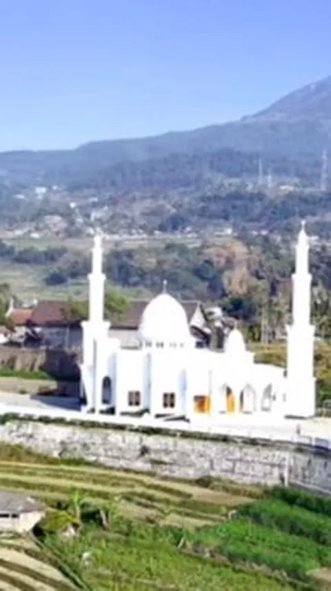 Potret Makam Irjen Pol Andhi Hartoyo Samping Masjid yang Megah Milik Keluarga Suasananya Adem dan Asri