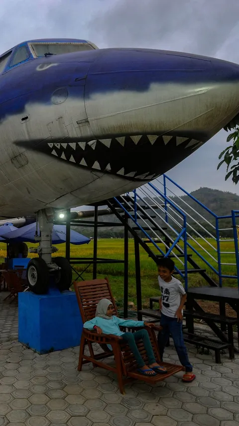 FOTO: Menikmati Sensasi Unik Kafe Pesawat di Tengah Sawah Kabupaten Trenggalek