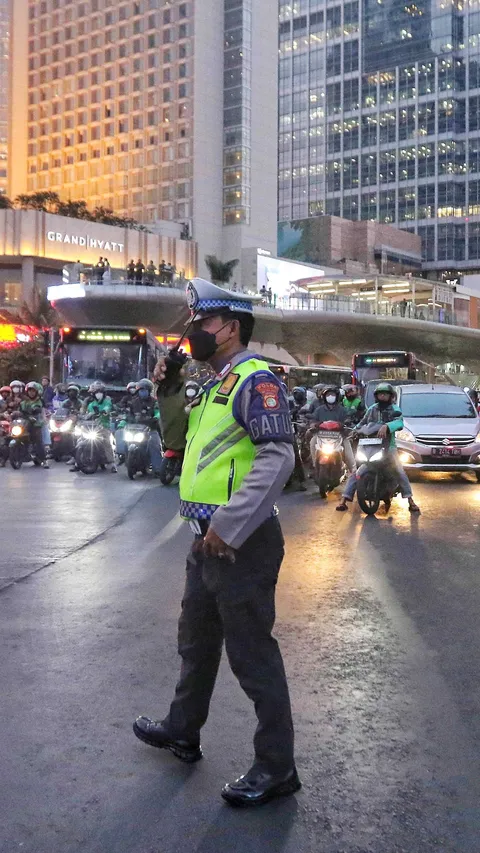 FOTO: Giat Buka Tutup Lalu Lintas Jalan Protokol DKI Jakarta Selama KTT ke-43 ASEAN 2023