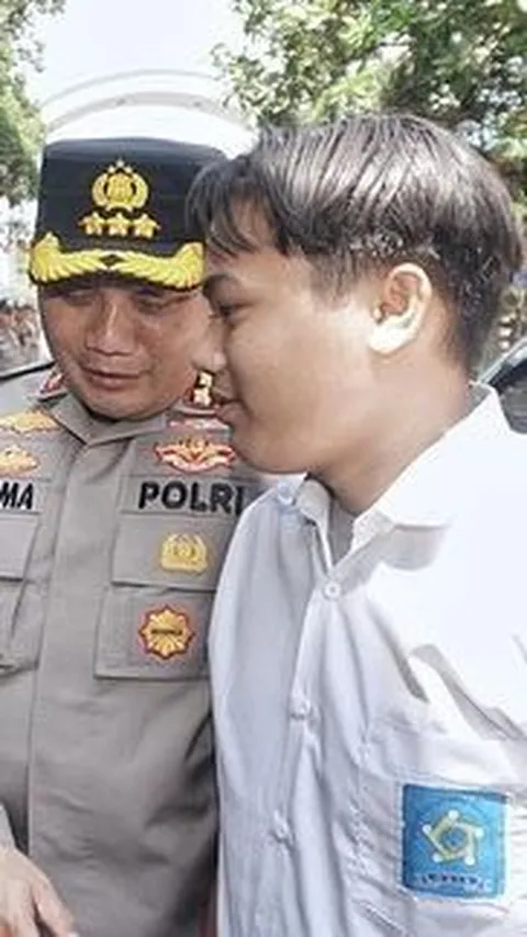 Momen Haru Sekolah di Surabaya Dibuka usai Disegel Tujuh Bulan, Siswa Sujud Syukur Peluk Polisi