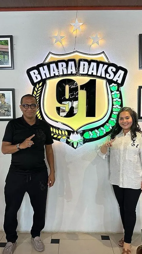 Jenderal Bintang 1 Ajak Istri Nostalgia ke Akpol Semarang, Ada Pose di Depan Foto Seangkatan 91