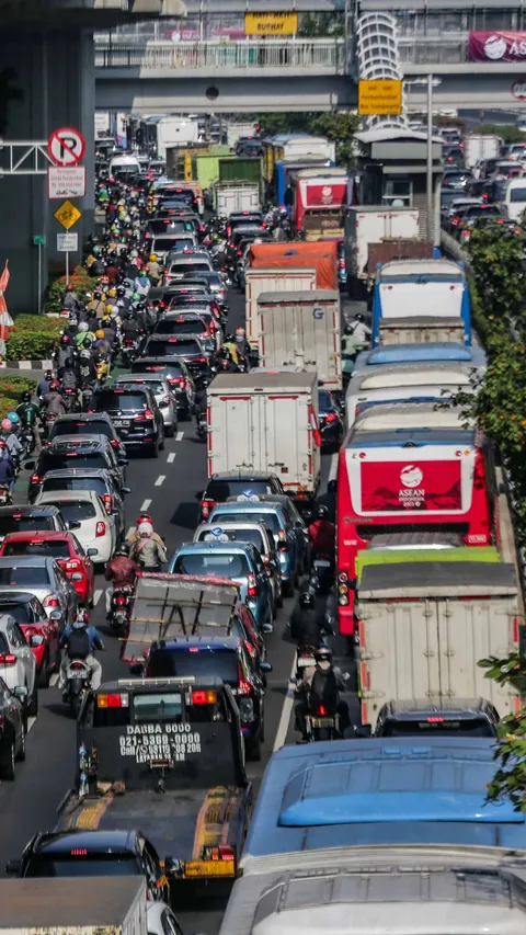 FOTO: Lalu Lintas Jalan MT Haryono Mengular Akibat Akses Jalan di Beberapa Lokasi Ditutup Karena Ada KTT ASEAN 2023