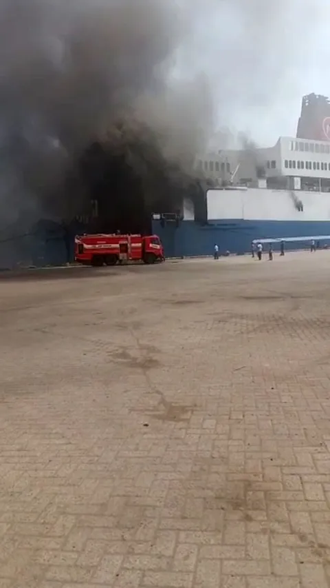 Kapal Ferry Mutiara Berkah Terbakar di Pelabuhan Indah Kiat Merak, Penumpang Dievakuasi Menggunakan Crane