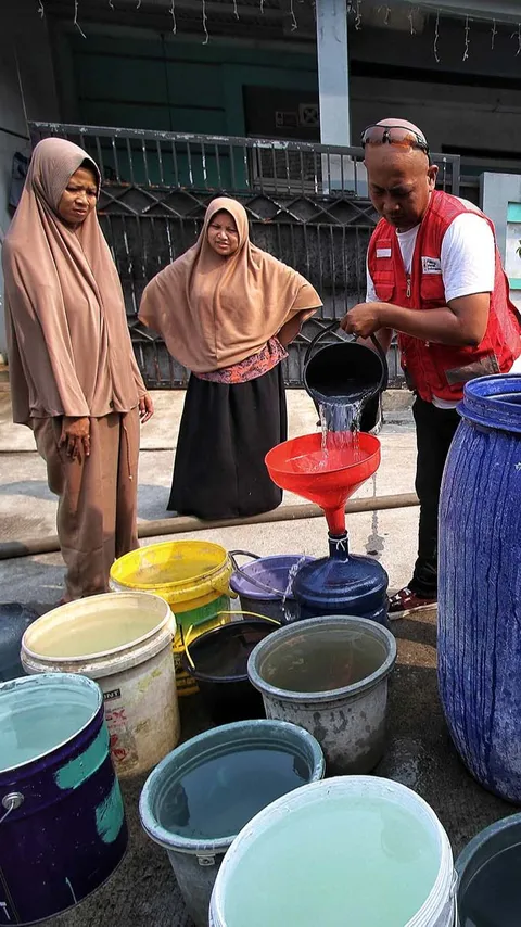 FOTO: Potret Warga Tangerang Andalkan Bantuan Air Bersih di Tengah Musim Kemarau Panjang