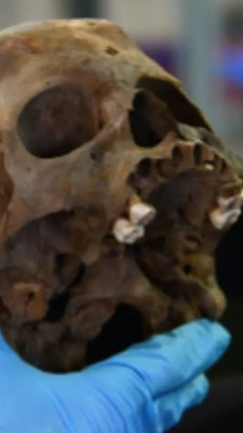Penemuan Mengerikan Kerangka Bocah Korban Tumbal dari Abad 15 Masehi, Dikubur Bersama Permata Warna-Warni