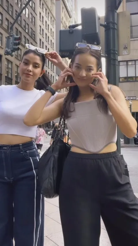 Duo Cantik Gak Kaleng-kaleng, Potret Enzy Storia dan Medina Dina Liburan Bareng di Amerika