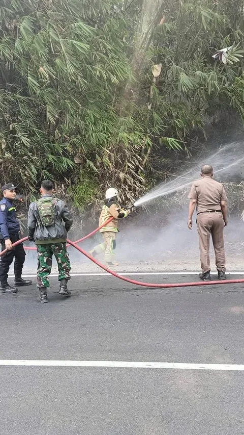 Lahan Pinggir Jalan Garut-Bandung Kebakaran, TNI-Polri Sigap Padamkan Api agar Tak ke Permukiman
