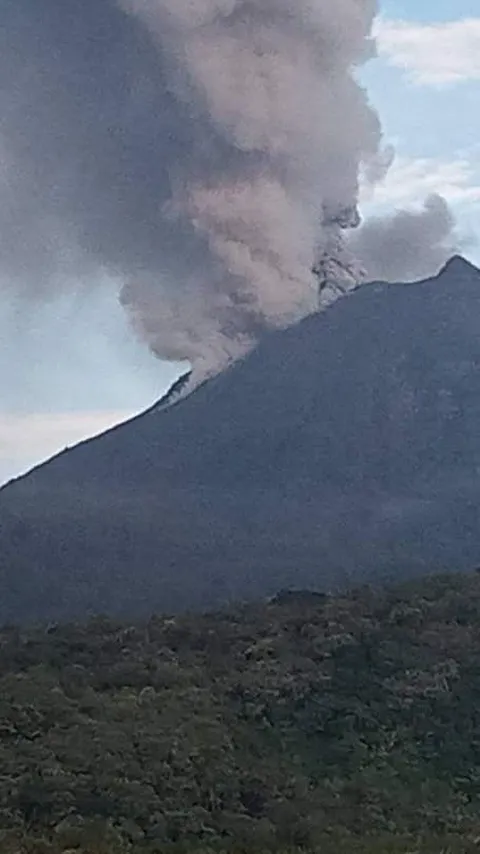 Terdampak Abu Vulkanik Gunung Lewotobi Laki-Laki, Bandara Gewayantana Flores Timur Ditutup