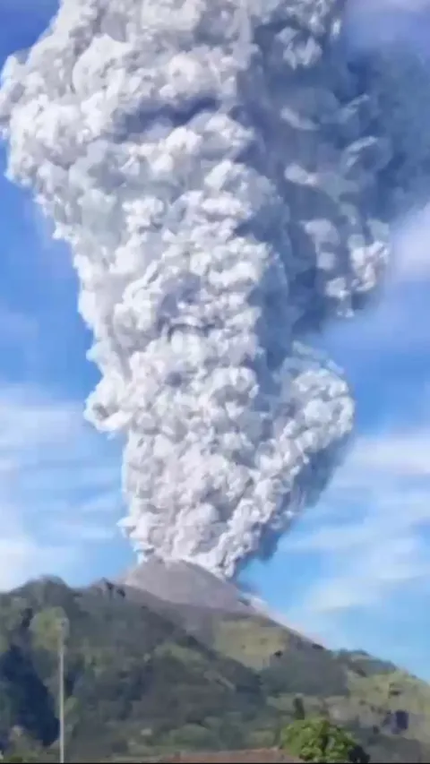 Penampakan Gunung Lewotobi Laki-Laki Kini, Muncul 4 Lubang Baru Semburkan Abu Vulkanik