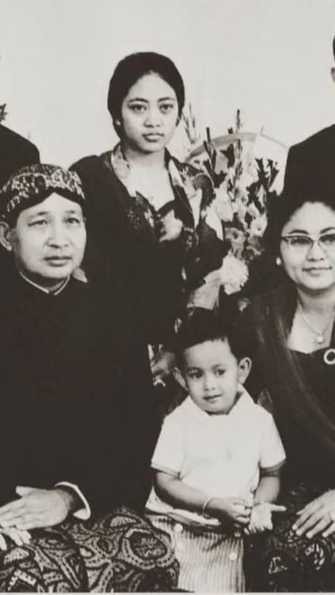 Jarang Tersorot, 8 Foto Kebersamaan Anak Presiden Soeharto Yang Hangat Sampai Kakek Nenek