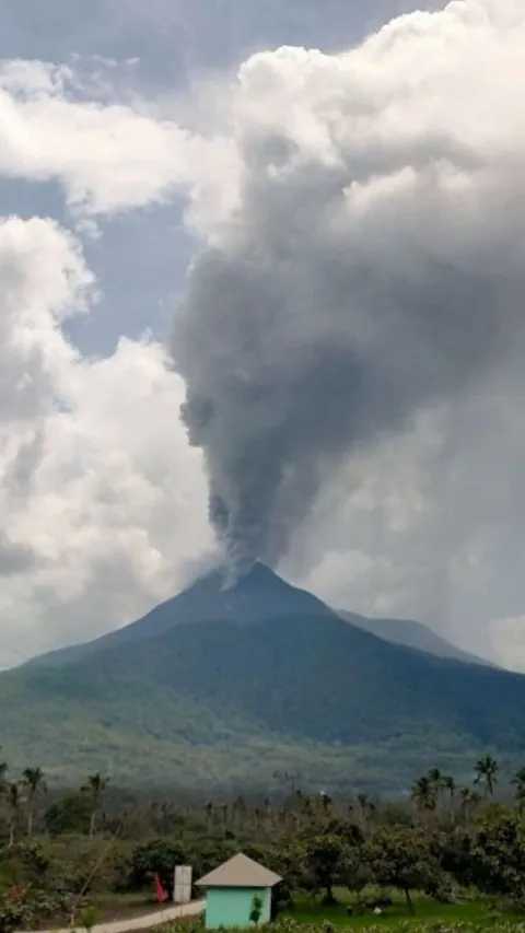 FOTO: Penampakan Erupsi Gunung Lewotobi, Abu Vulkanik Menyembur dari 5 Lubang