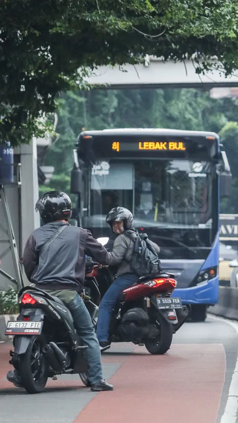 FOTO: Terobos Jalur TransJakarta, Pemotor Panik dan Nekat Lawan Arah Demi Hindari Polisi