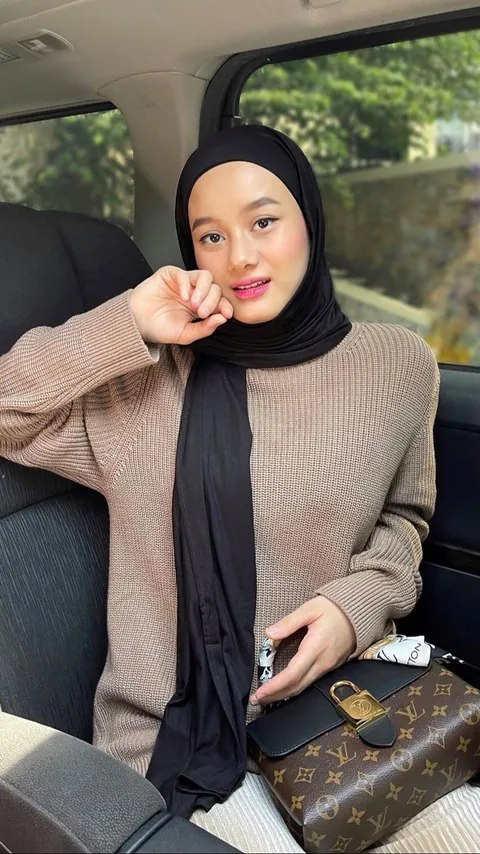 Disebut Netizen Tak Cantik di Kamera Wartawan, Intip Potret Menawan Dinda Hauw Tanpa Make Up