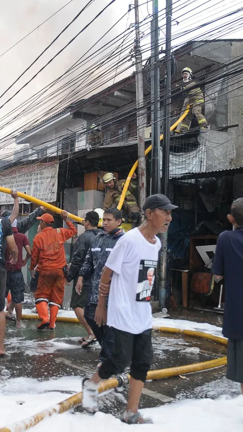 FOTO: Momen 100 Petugas Pemadam Kebakaran Jinakkan Api yang Melahap Habis Rumah dan Toko di Kawasan Manggarai