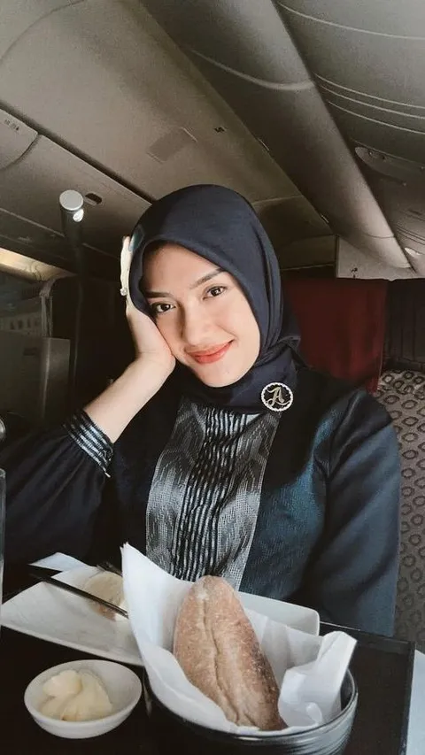 9 Potret Terbaru Anissa Aziza Istri Raditya Dika Kenakan Hijab, Bikin Pangling