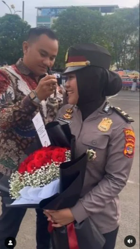 Momen Romantis Istri Perwira Polisi Dipasangkan Pangkat Sama Suami Bintara, Penuh Kasih Sayang