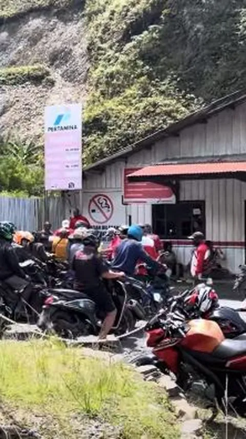 Akibat Ada Peristiwa Penembakan di Puncak Jaya Papua, Masyarakat Rela Antre Beli BBM Meskipun Mahal Rp100/Liter
