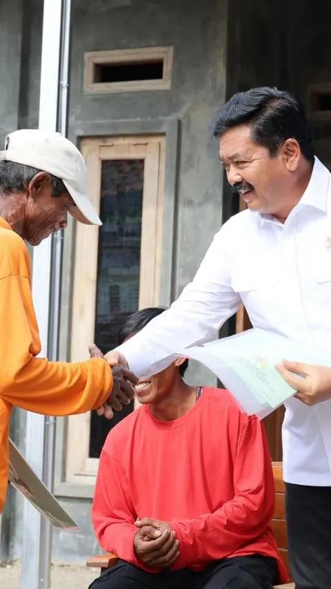 Menteri Hadi Tjahjanto Serahkan Sertifikat PTSL Langsung ke Rumah Warga di Brebes