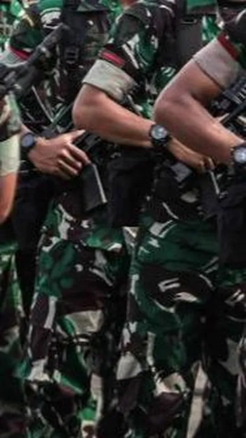 Momen Para TNI Berangkat Tugas Salaman ke Komandan, Satu Prajurit Tak Pakai Baret Malah Peci jadi Sorotan