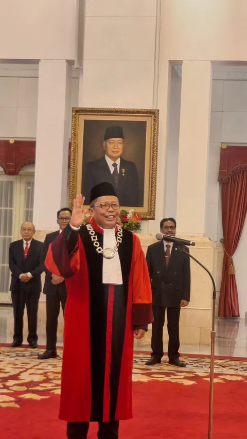 Ucap Sumpah Jabatan di Depan Jokowi, Asrul Sani Resmi jadi Hakim MK