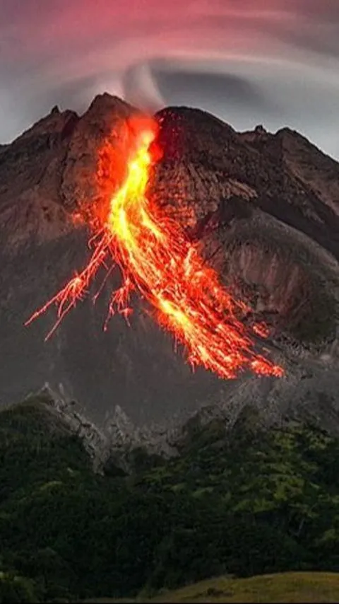 Gunung Merapi Semburkan 2 Kali Awan Panas Guguran Sejauh 2,4 Km Malam Ini
