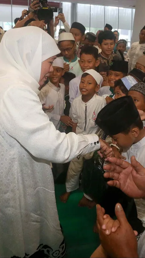 FOTO: Momen Khofifah Santuni Ratusan Anak Yatim Jelang Harlah ke-78 Muslimat NU di GBK