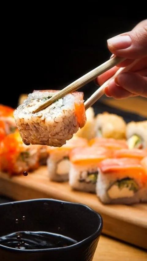Meski Terlihat Simpel, Ternyata Makan Sushi juga Ada Aturannya Lho, Ini Caranya