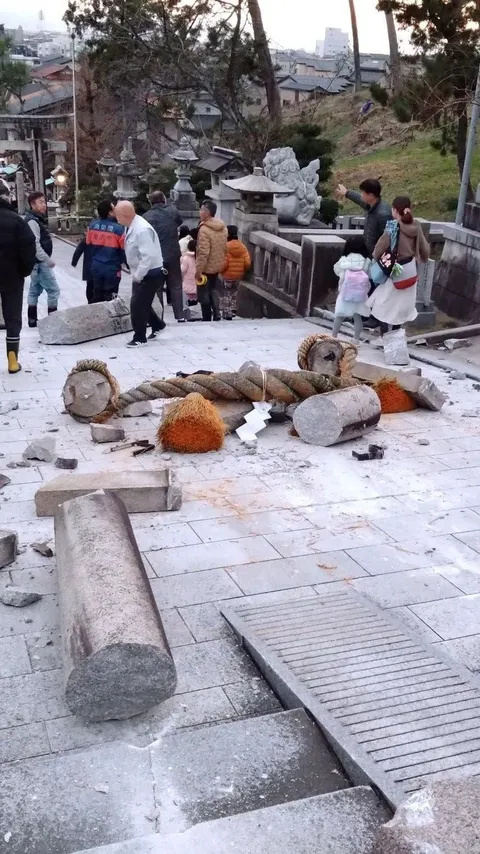 VIDEO: Mengerikannya Gempa Jepang, Mobil Bergoyang, Jalanan Hancur, Laut Bergolak