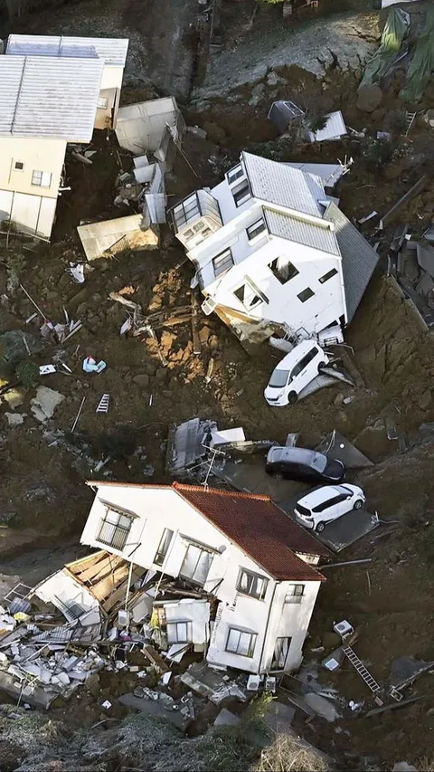 FOTO: Porak-poranda Jepang Dihantam Gempa Dahsyat yang Picu Tsunami, Korban Tewas Berjatuhan