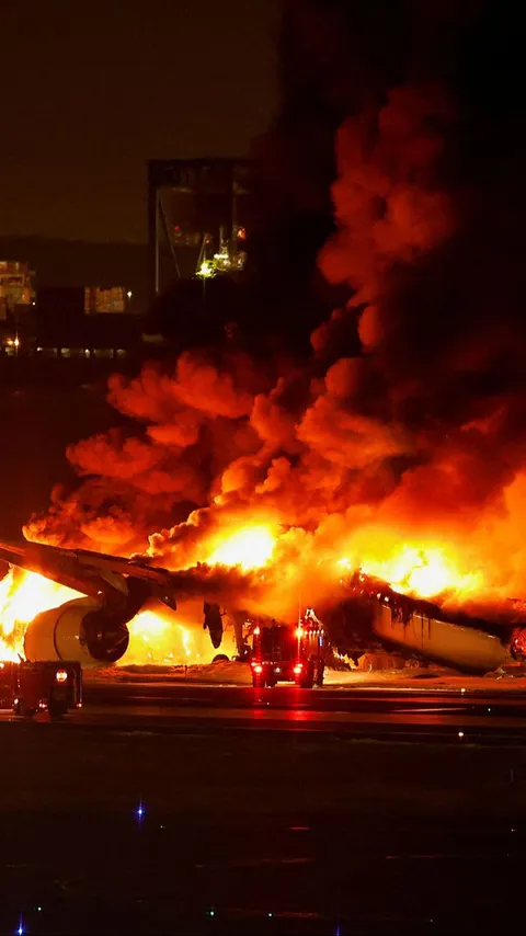 FOTO: Horor! Momen Pesawat Japan Airlines Terbakar Hebat Seusai Tabrakan di Bandara Haneda Jepang