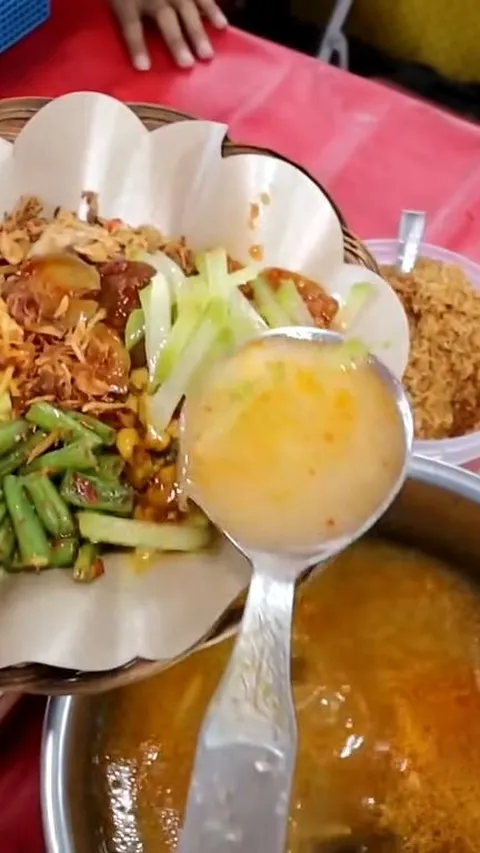Sajikan 30 Lauk, Begini Uniknya Nasi Kuning Banjir Legendaris yang Hanya Ada di Sukabumi