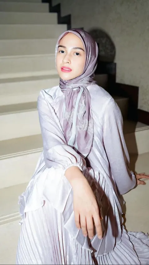 Sudah Lama Tak Muncul di TV, Berikut Potret Nina Zatulini yang Cantik Berhijab