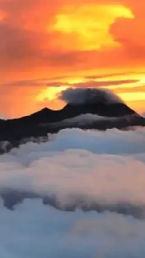 Gunung Merapi Keluarkan Awan Panas hingga 2 Kilometer, Sejumlah Wilayah Sekitar Dilanda Hujan Abu