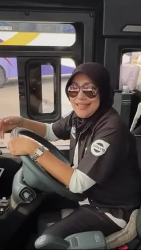 Disopiri Wanita Cantik Berhijab, Naik Bus PO Epa Star Lintas Sumatra Bikin Nyaman Penumpang Dengan Harga Tiket Rp375 Ribu