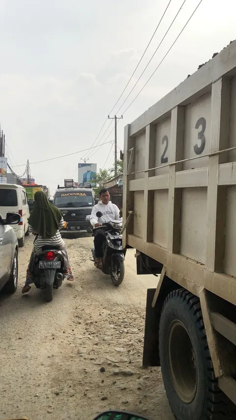 VIDEO: Emosi Meledak Warga Parung Panjang Curhat ke DPR Protes Jalan Rusak