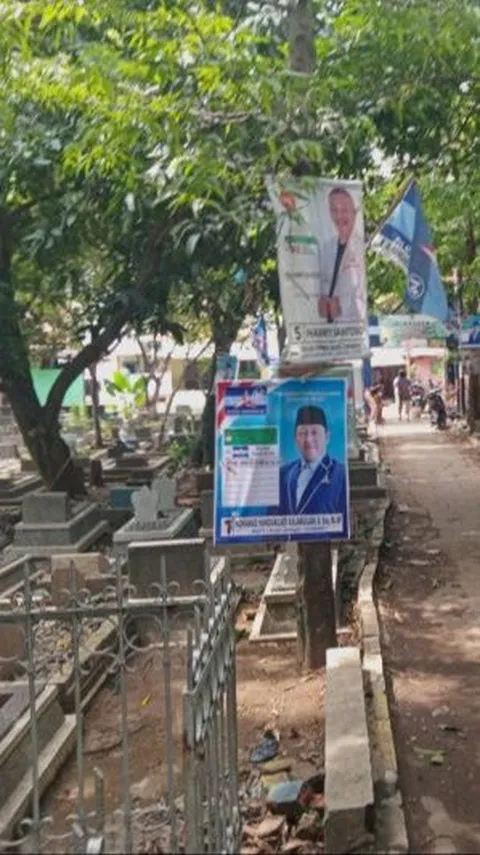 Bukan Hanya di Jalan Raya, Baliho Caleg di Cirebon Marak Ditemukan di Area Kuburan