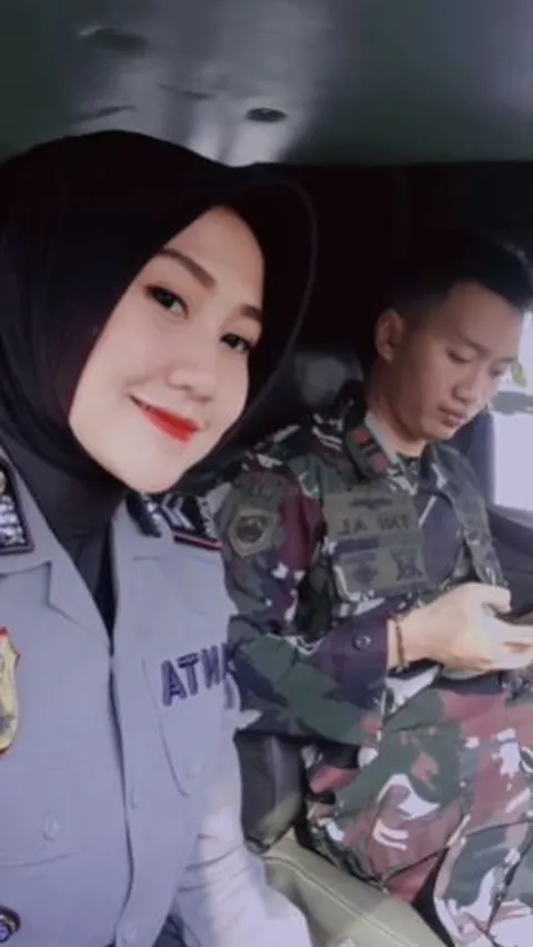 Suami Perwira Marinir Istri Bintara Polisi, Begini Momen Pasutri Berangkat Kerja Bareng 