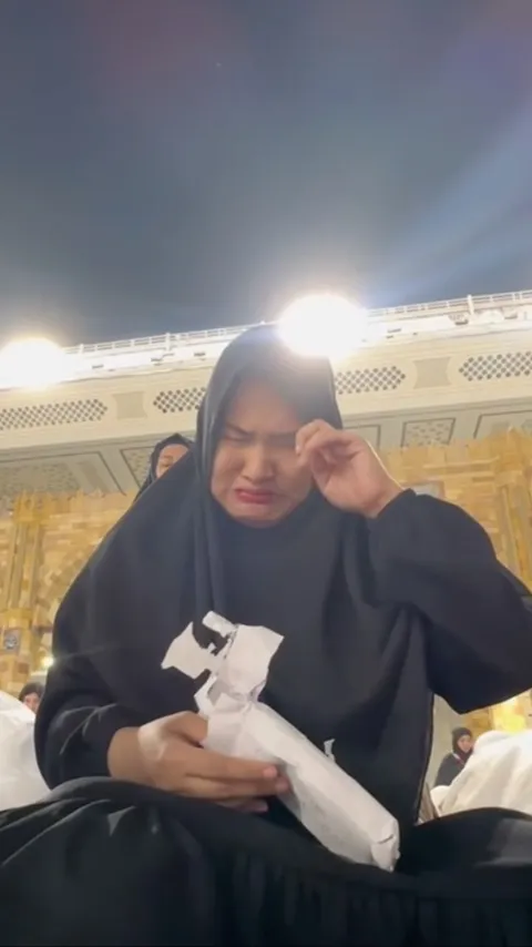 Bertahun-tahun Berjuang Dapat Momongan, Wanita Ini Menangis di Makkah saat Buka Bingkisan dan Surat dari Sahabat