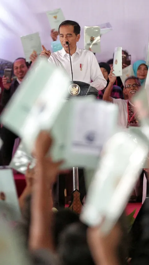 Kelakar Presiden Jokowi saat Bagikan 3.000 Sertifikat Tanah di Grobogan: Ini Bisa "Disekolahkan"