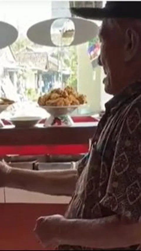 Kakek Pencari Rongsokan Beli Nasi Rp2 Ribu Demi Ganjal Perut, Cuma Dikasih Sesendok dan Air Putih Bikin Pilu