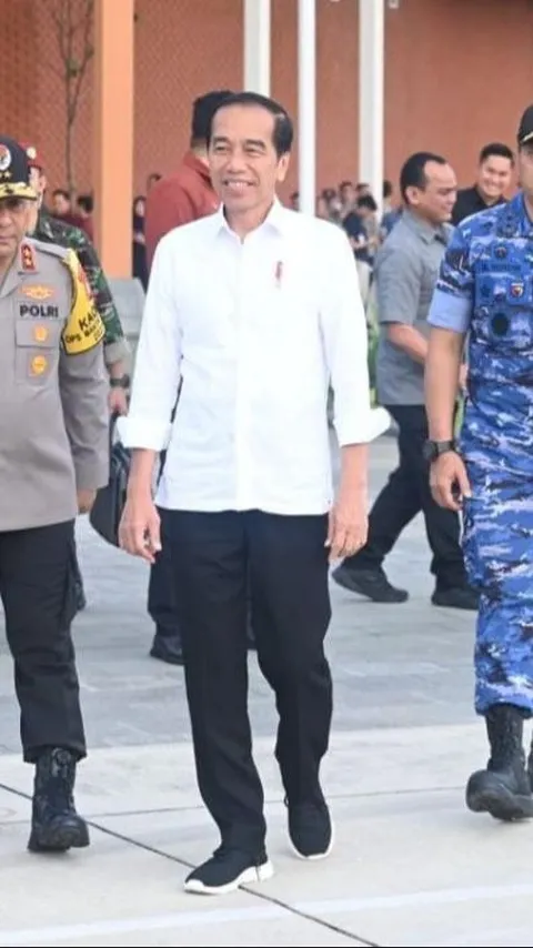 Tertangkap Kamera Acungkan Dua Jari di Jateng, Ini Respons Jokowi