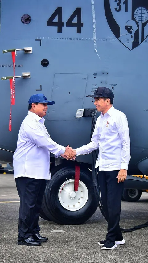 VIDEO: Detik-Detik Prabowo Sigap Bantu Presiden Jokowi Rapikan Jaket dari Jenderal TNI AU