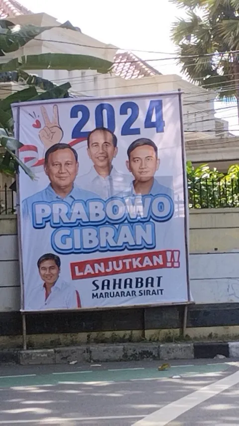 Muncul Baliho Jokowi Bersama Prabowo-Gibran di Jakarta Pusat