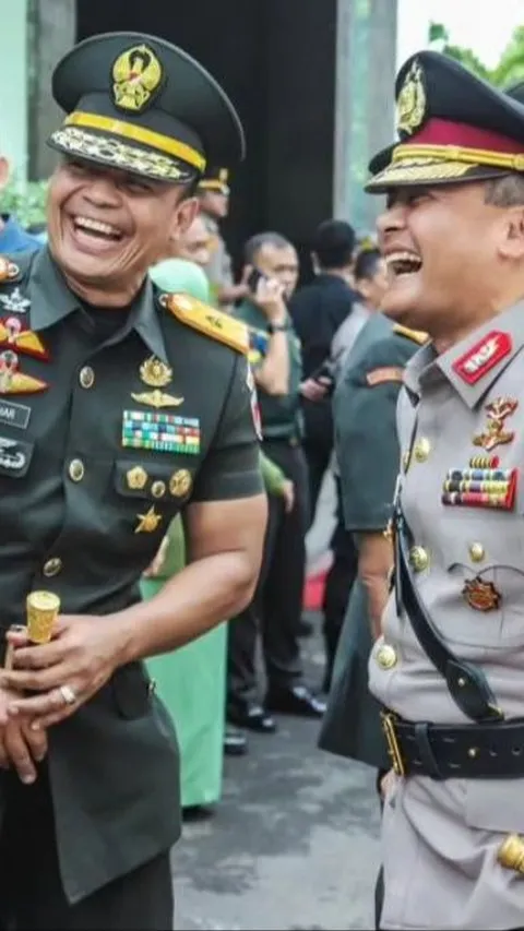 Tiga Bersaudara Berkumpul, Tawa Bahagia Jenderal TNI Polri Rapikan Gesper & Topi Adiknya Perwira Polisi