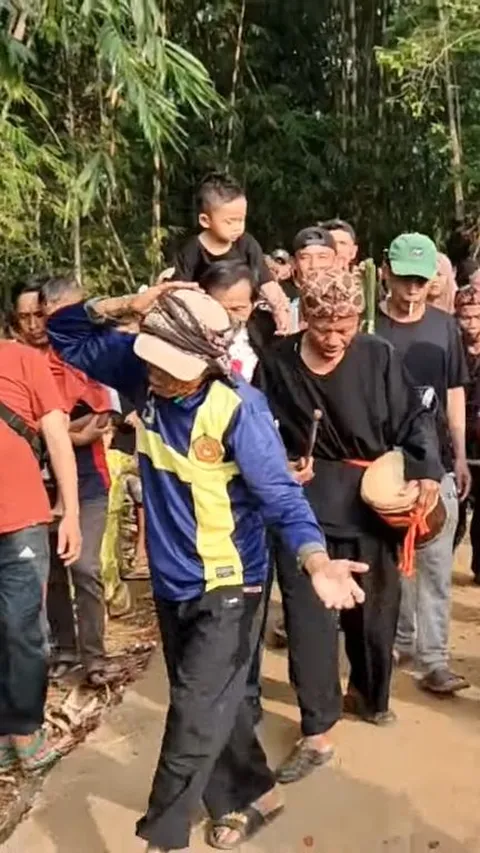 Uniknya Tradisi Khitan di Salawu Tasikmalaya, Warga Keliling Kampung Sambil Menabuh Angklung