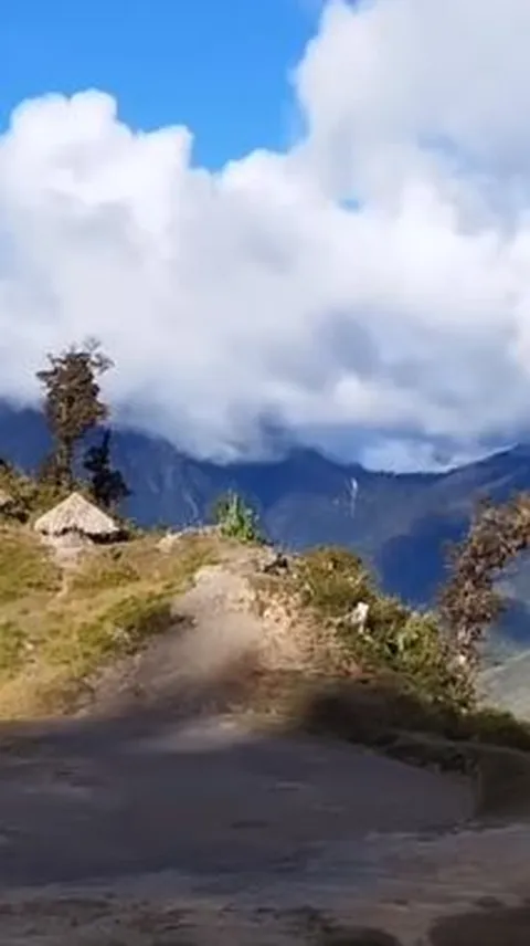 Menembus Kampung Terdalam Papua Dikelilingi Pemandangan Indah, Tanpa Listrik & Aspal, Warganya Damai