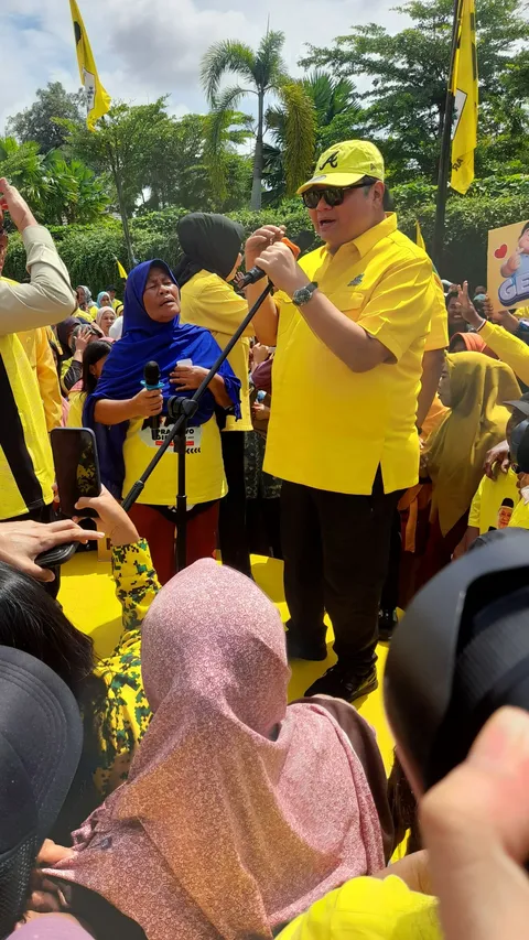 Momen Haru Pendukung Prabowo-Gibran dapat Hadiah Umrah Gratis dari Ketum Golkar