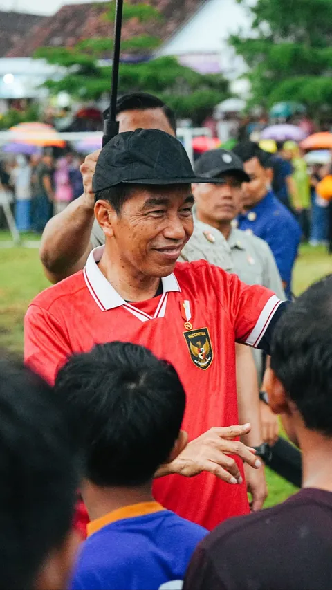 FOTO: Momen Jokowi Hujan-hujanan Main Bola di Sleman, Jadi Kiper Kebobolan 2 Gol