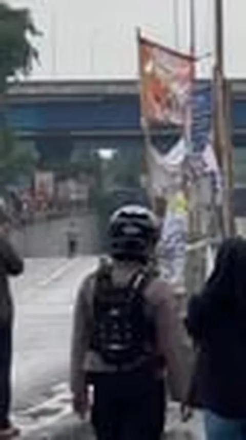 Polisi Bubarkan Tawuran Antar-Remaja di Depan Mal Basura City Jaktim